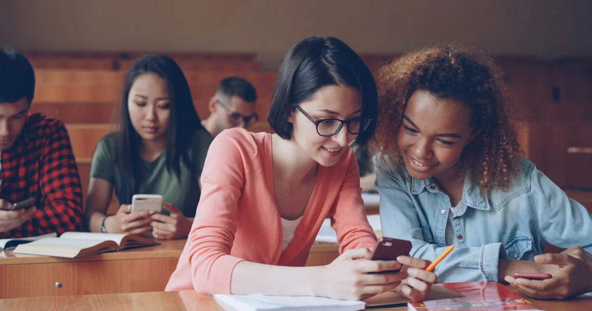 الذكاء الاصطناعي في الفصول الدراسية: هل هو مساعد ذكي أم عائق للتعلم؟