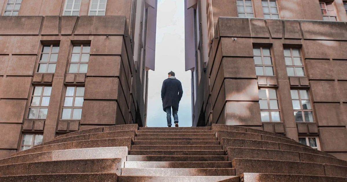 فجوة الوقت الخفية: العائق الصامت الذي يمنع النساء من التقدم المهني