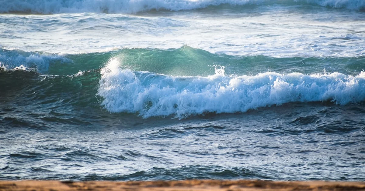 موجات الحر البحرية: الوقود الخفي الذي يضاعف قوة الأعاصير المدمرة