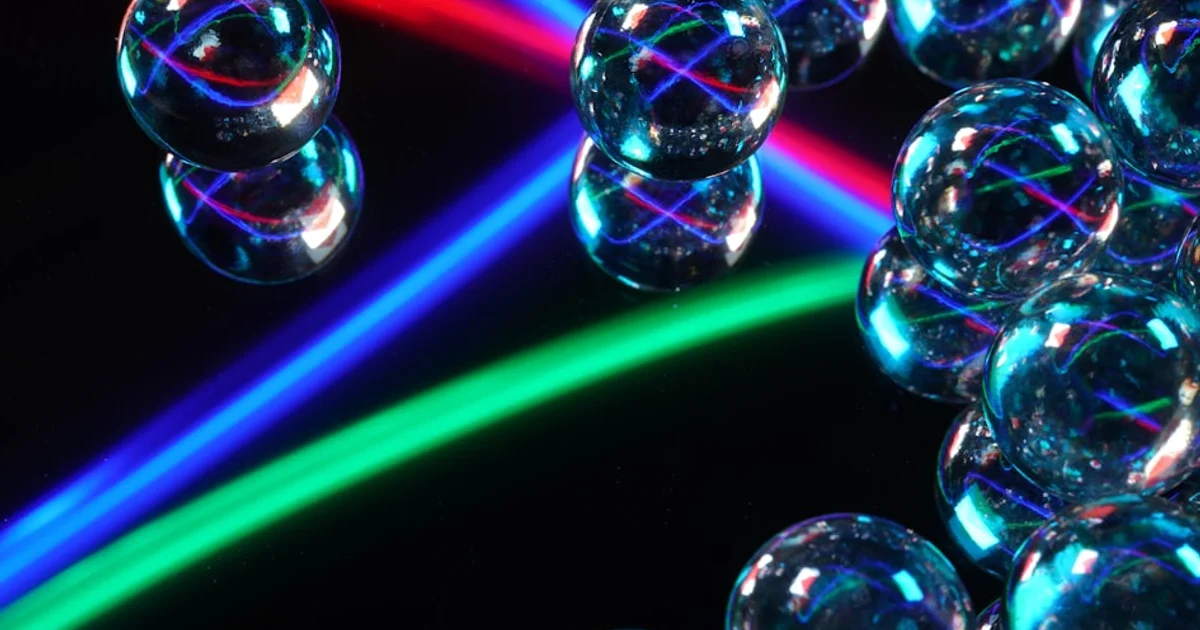 هل اقتربنا من حل لغز النيوترينو؟ تجارب تحسم جدل الجسيمات الشبحية