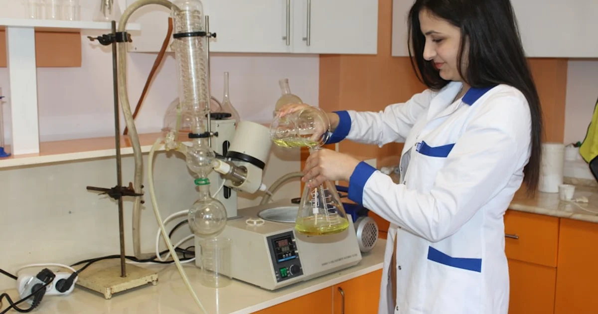 شراكة غامضة في عالم النبات: كيف تتفاوض الزهور مع الحشرات؟