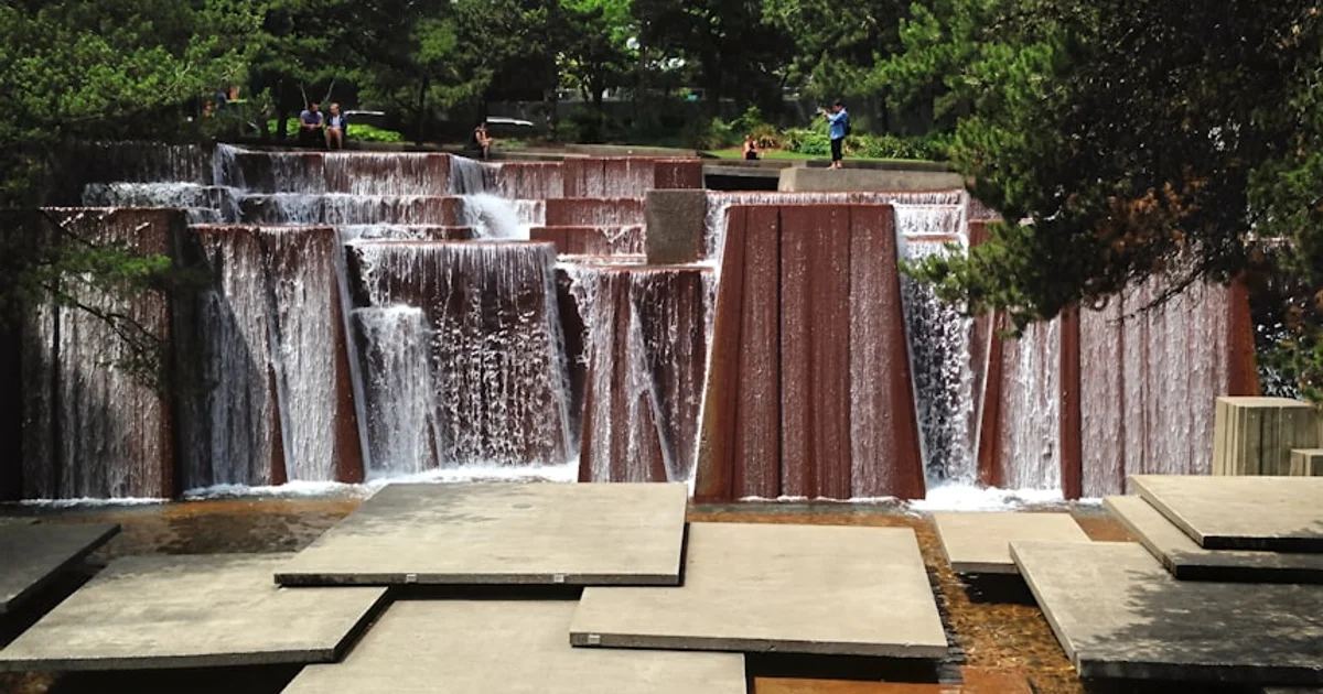 هندسة المساحات الخضراء: كيف يحدد توزيع الأشجار برودة مدننا في الليل والنهار؟